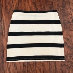 Black and white stretchy mini skirt